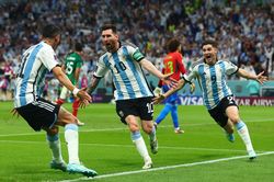 Khoảnh khắc thiên tài Messi giải cứu Argentina, thắp lại giấc mơ World Cup
