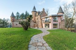 Lâu đài màu hồng như cổ tích ở Scotland