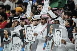 CĐV Qatar chế giễu tuyển Đức bằng ảnh Ozil