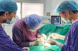 Người đàn ông vỡ nát tinh hoàn, cẳng chân do cưa thùng phuy