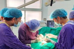 Vỡ nát 2 tinh hoàn, cắt 1/3 đùi phải sau khi cưa thùng xăng