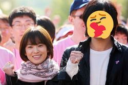 Mỹ nam hiếm hoi đứng cạnh cả Song Hye Kyo và Son Ye Jin nhưng không hề bị lép vế