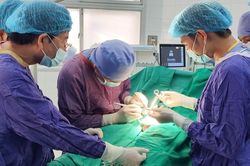 Người đàn ông dập cẳng chân, vỡ tinh hoàn do cưa thứ tưởng như vô hại