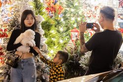 Giới trẻ Hà thành nô nức đến phố Hàng Mã check-in trước thềm Noel