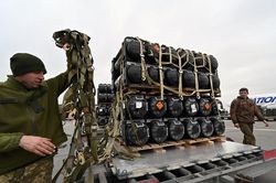 Ukraine nhận nguồn cung cấp vũ khí bí mật