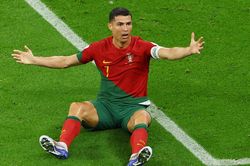 FIFA tước bàn của Ronaldo, chuyển cho Bruno Fernandes