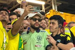 Neymar giả làm náo loạn khán đài trận Brazil gặp Thụy Sĩ