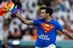 Superman 'ghé thăm' trận Bồ Đào Nha vs Uruguay, cầm cờ cầu vồng