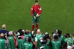 Sức hút của Ronaldo: Hàng trăm phóng viên xúm lại chụp ảnh CR7 uống nước, rửa tay