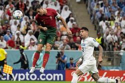 Ronaldo nhắn tin khẳng định mình đã ghi bàn vào lưới Uruguay