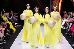 Học trò Xuân Lan - Trịnh Khánh Ngọc thần thái trên sàn diễn thời trang