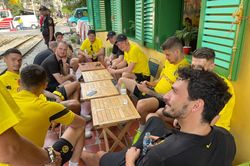 Cầu thủ Dortmund thích thú với trà đá, cafe vỉa hè