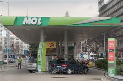 Tình trạng thiếu xăng tạm thời ảnh hưởng 1/4 số trạm xăng ở Hungary