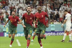 Những bộ mặt trái ngược của 'hai nửa thành Manchester' tại World Cup 2022