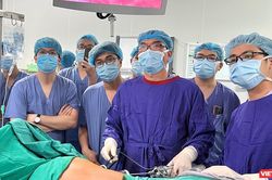 Mổ đặt tấm lưới trong phúc mạc, phục hồi thành bụng cho bệnh nhân thoát vị tam giác thắt lưng