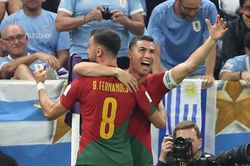 Ronaldo bị FIFA tước kỷ lục trong ngày Bồ Đào Nha đi tiếp