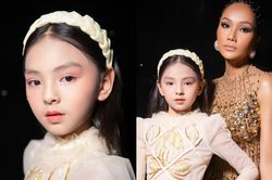 Mẫu nhí đọ sắc cùng Hoa hậu H'Hen Niê: Hoa hậu tương lai đây sao?