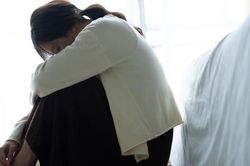 Lấy chồng đẹp trai chưa đầy một tháng mà chị gái đã đòi ly hôn