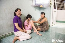 Chuyện về người mẹ ung thư nuôi con gái tự kỷ