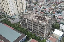 Cao ốc trơ khung hoen gỉ trên 'đất vàng' nhà máy cũ