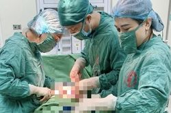 Đi khám bệnh, người phụ nữ Hải Dương phát hiện khối u xơ to bằng thai nhi 5 tháng