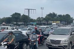 Giao thông ùn ứ giờ cao điểm sau ngày đầu phân luồng đường Lê Quang Đạo