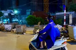 Người Hà Nội mặc áo mưa, co ro trong cái lạnh đầu đông