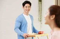 Tôi xấu hổ khi thấy 2 người phụ nữ mang tiền và bánh tới cảm ơn chồng