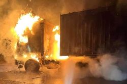 Container bất ngờ bốc cháy dữ dội trong đêm
