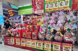 Giỏ quà Tết lên kệ sớm, vắng khách mua