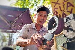 Chuyện người cựu chiến binh 40 năm 'chữa bệnh' giày dép, nuôi 3 con ăn học thành tài