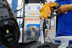 Giá xăng giảm hơn 1.000 đồng/lít, RON95 ở mức 22.700 đồng/lít