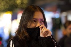 Người Hà Nội khoác áo mưa ra đường trong ngày rét nhất từ đầu mùa