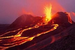 Núi lửa ở Hawaii phun dung nham cao 60 m