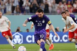 Messi đá hỏng quả 11m gây tranh cãi