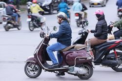 Chùm ảnh: Không khí lạnh đổ bộ, người dân Hà Nội co ro khi ra đường