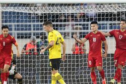 Bóng đá Việt Nam trưa ngày 1/12: Báo Đức quan tâm sự cố xà ngang trận Việt Nam đấu Dortmund