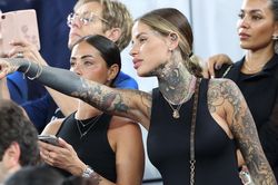 Nàng WAGs nghiện xăm hình của Pháp thu hút ánh nhìn ở World Cup