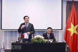 Chủ tịch Quốc hội gặp mặt cán bộ, nhân viên Đại sứ quán Việt Nam và cộng đồng người Việt tại Australia