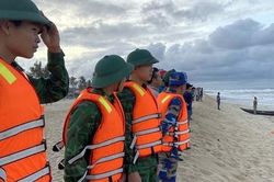 Một sinh viên bị sóng cuốn mất tích