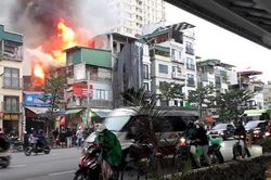 Lửa bốc cháy dữ dội bao trùm căn nhà 4 tầng ở Hà Nội