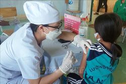 Đẩy mạnh tiêm vaccine phòng COVID-19 liều nhắc lại cho người từ 12 tuổi trở lên