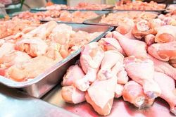 Thịt gà có thể là nguyên nhân gây đợt bùng phát nhiễm khuẩn Salmonella ở nhiều nước
