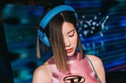 Nữ DJ khiến hàng nghìn người vây kín phố đi bộ Hà Nội xem nhạc là ai?