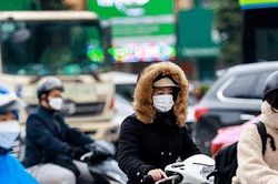 Nhiệt độ giảm sâu, người Hà Nội co ro đi làm trong mưa rét