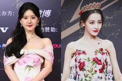 Cùng diện đầm trắng thêu hoa nhưng Triệu Lộ Tư lại bị tố cọ nhiệt và kém sang hơn hẳn Địch Lệ Nhiệt Ba