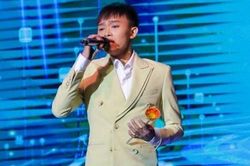 Hồ Văn Cường chạy show ở trường đại học, giọng hát lẫn ngoại hình khiến khán giả bàn tán sôi nổi