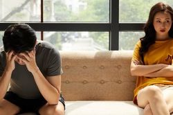 Nửa đêm, chồng về nhà với mùi nước hoa nữ nhưng không chịu ký đơn ly hôn