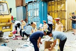 Phát hiện 2 container hàng hóa không nguồn gốc
