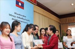 Trao 200 suất học bổng cho du học sinh Lào